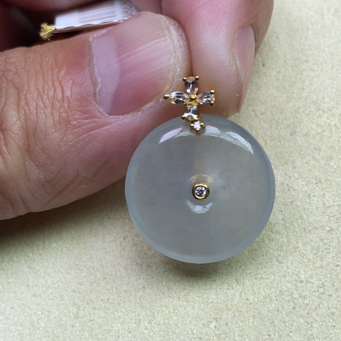 傲***春翡翠18K金镶嵌颈饰平安扣