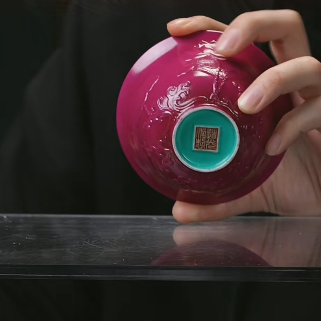 X胭脂红釉浮雕荷叶莲花纹杯