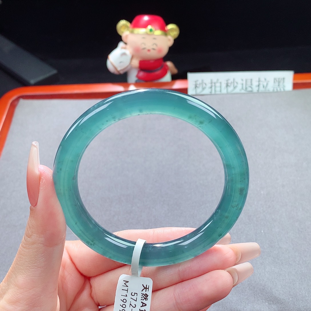 翡翠手镯未镶嵌天然