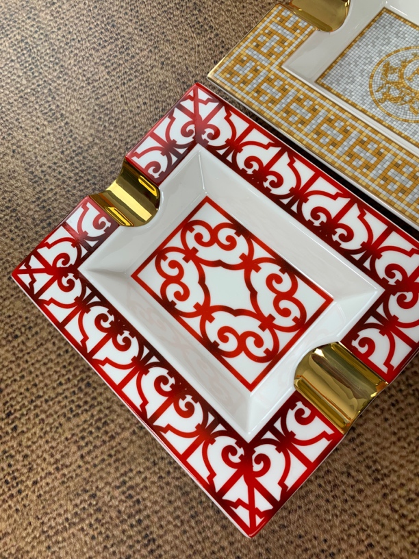 H家骨瓷烟灰缸无礼盒红色