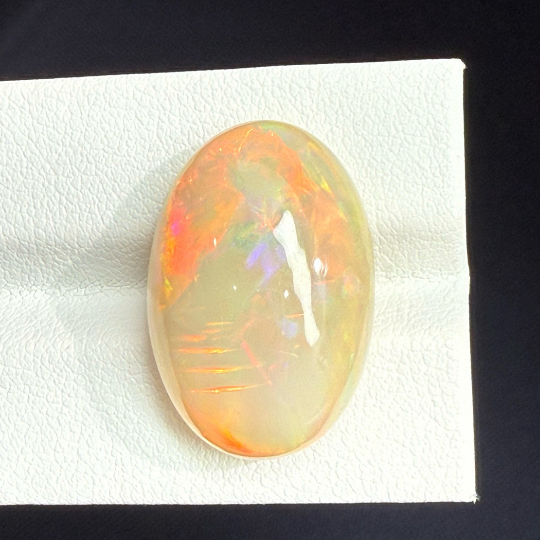 14.03ct天然彩欧泊裸石，尺寸23.1*15.5*8.6mm，颜色美艳，油画般色