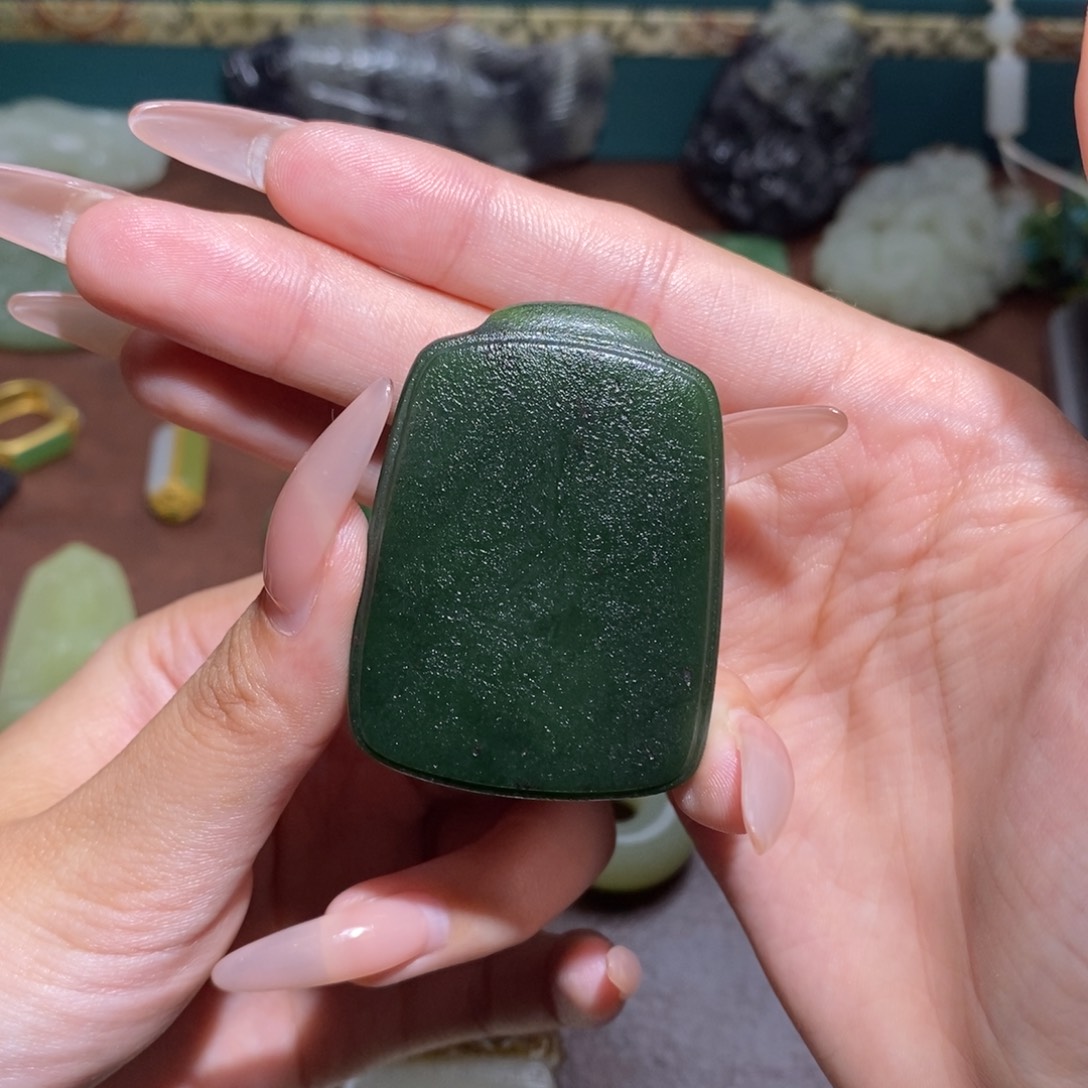 期***试和田玉未镶嵌颈饰