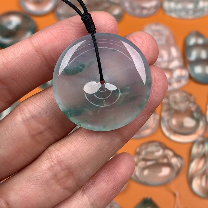 翡翠挂件未镶嵌….