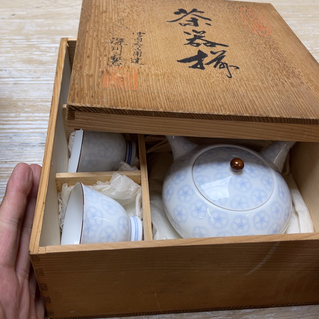 瓷片如*密密麻麻地排列着一个