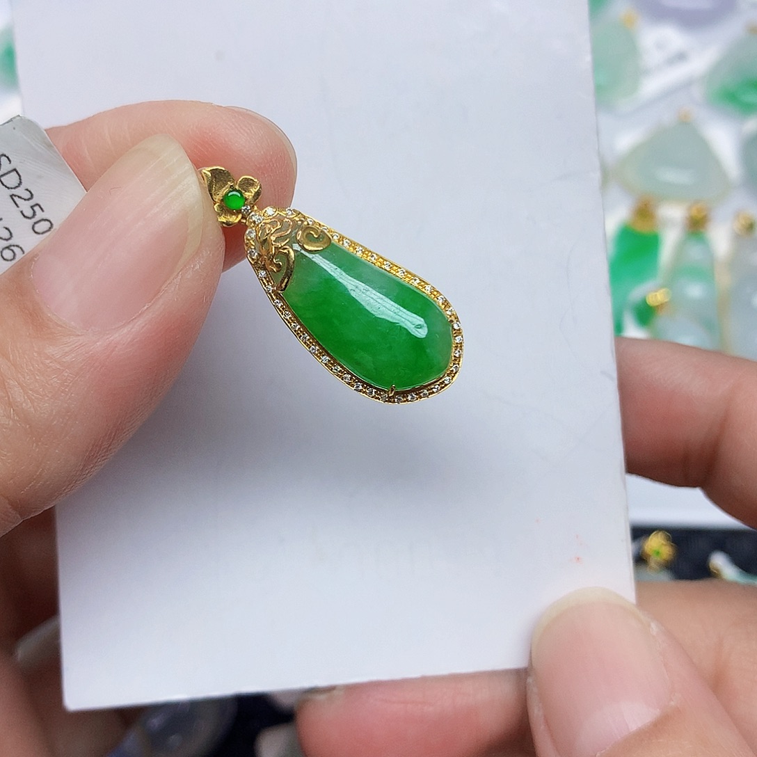 翡翠18K金镶嵌颈饰356788