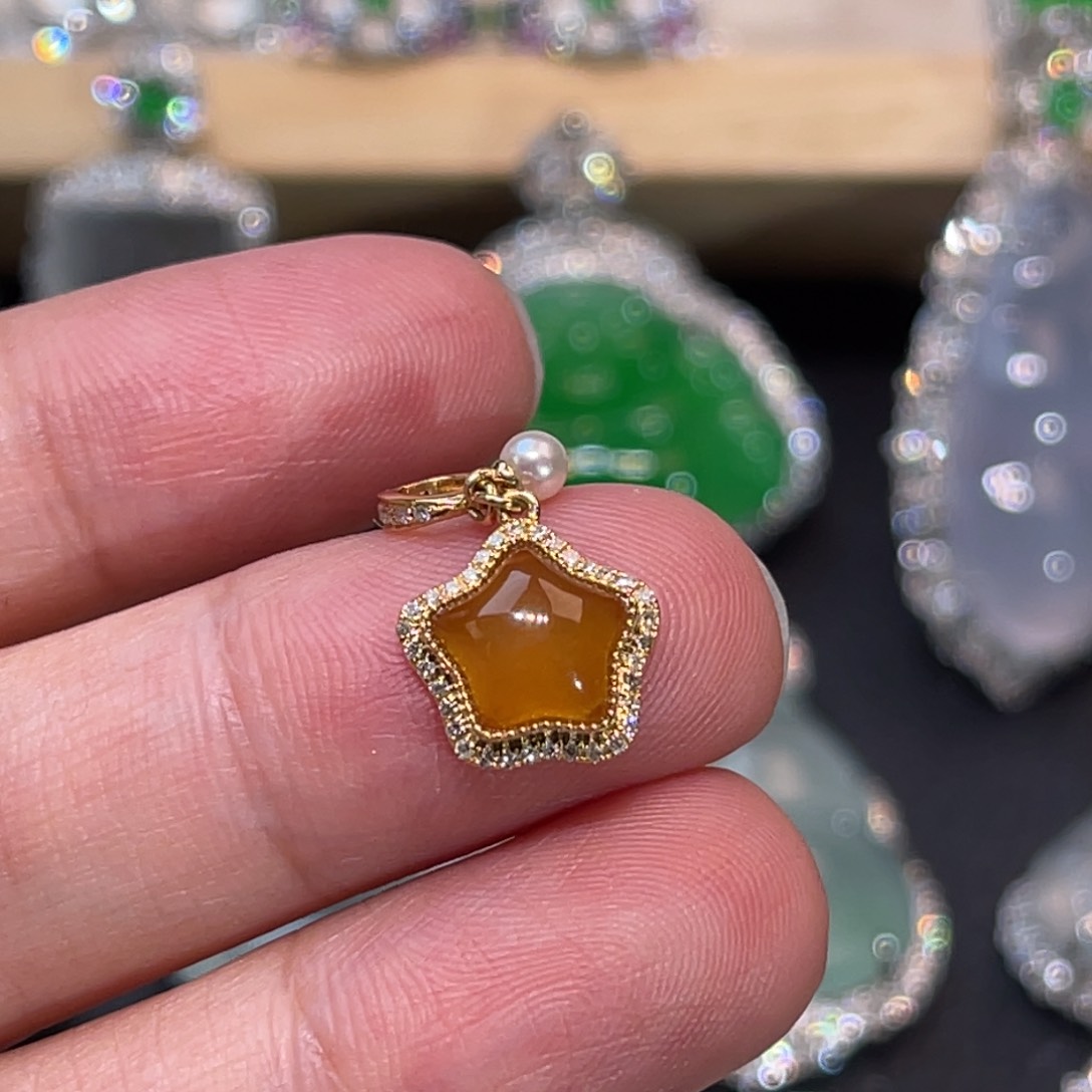 翡翠18K金镶嵌吊坠(不含链)黄翡星星