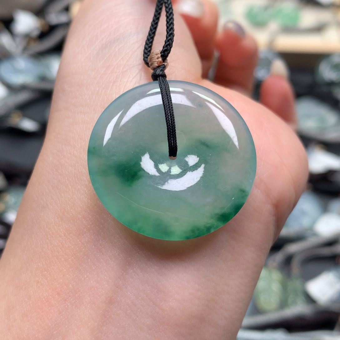 翡翠颈饰未镶嵌扣子