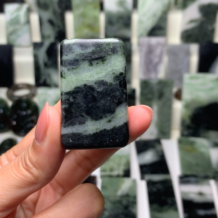 独山玉颈饰未镶嵌