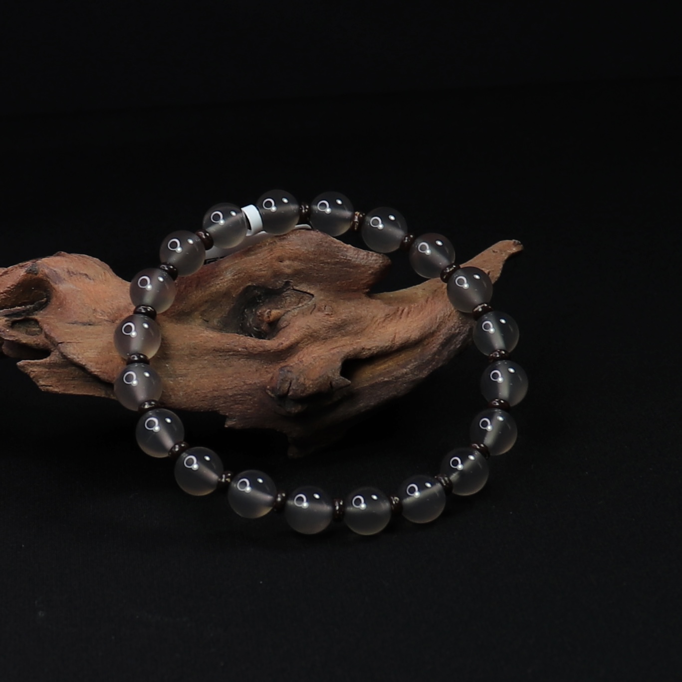 P001682，云南保山黑冰手串，卡8+mm，重15.1g（含绳含吊牌）