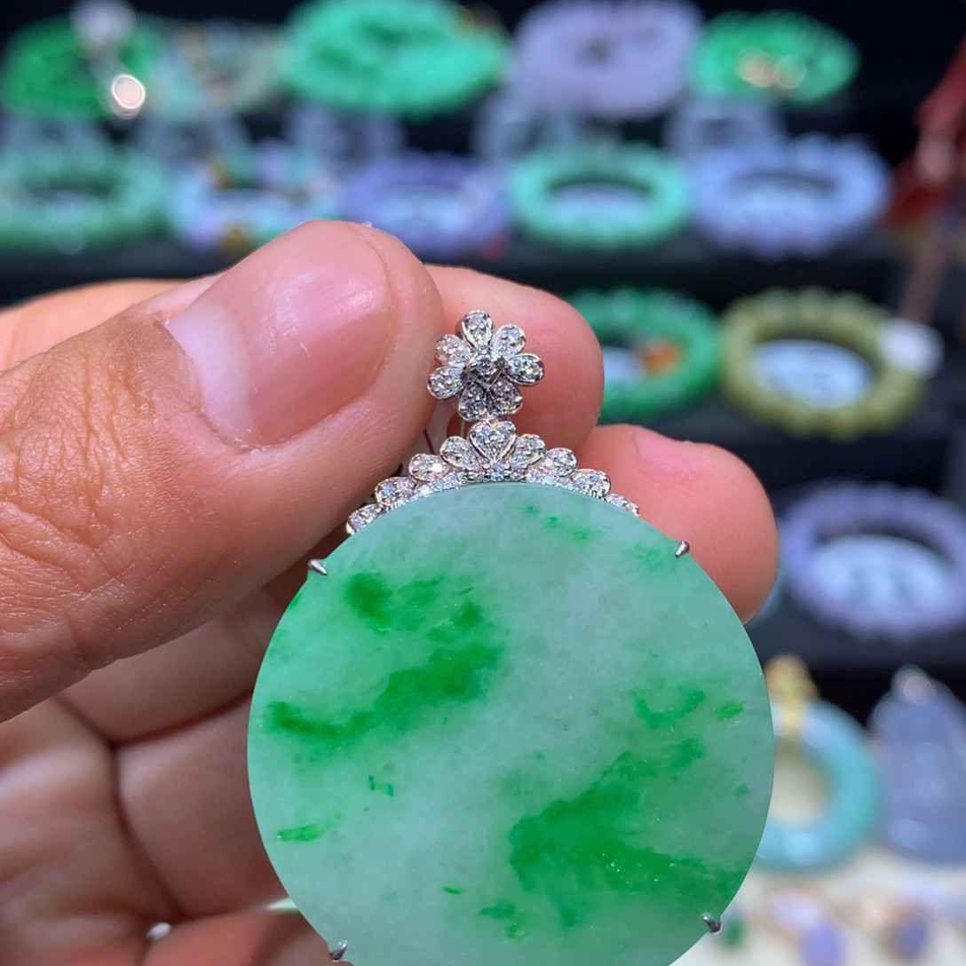 翡翠18K金镶嵌颈饰