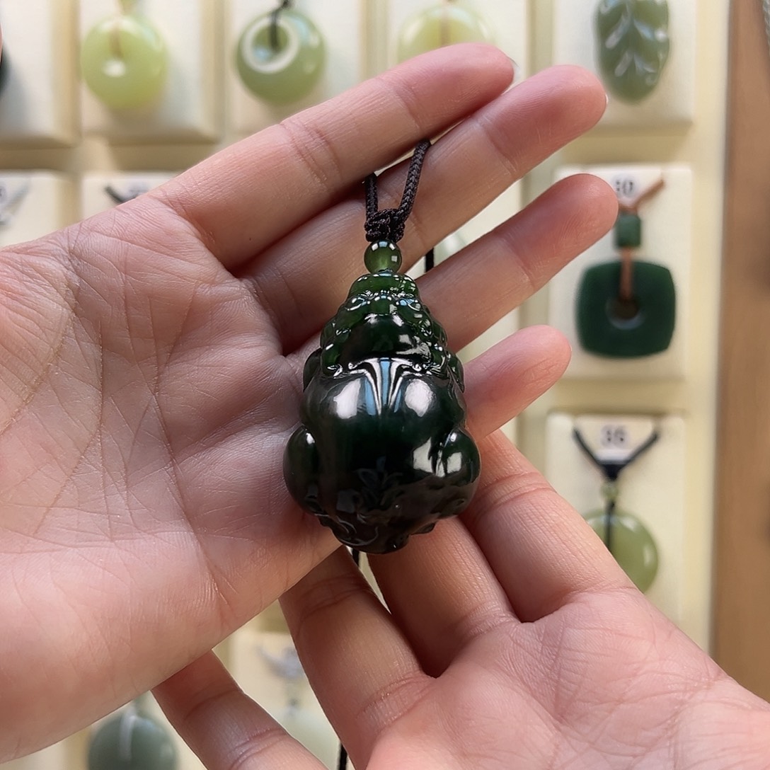 相***沫和田玉未镶嵌颈饰