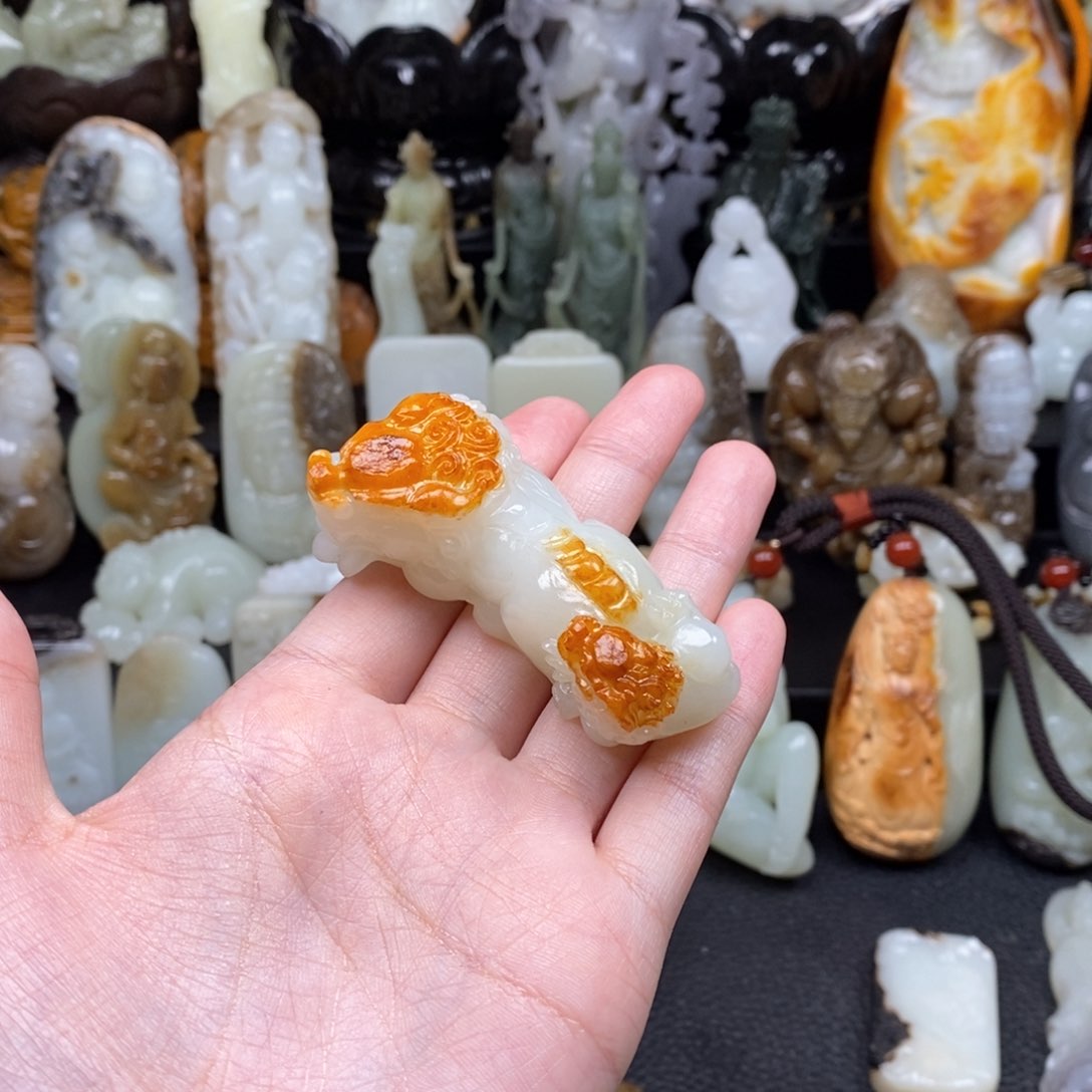 和田玉颈饰未镶嵌吉****）