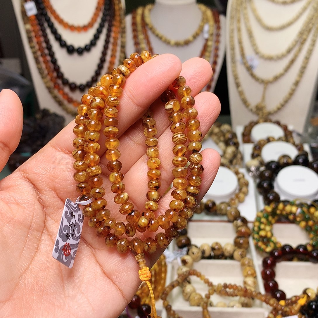 沐***.琥珀未镶嵌裸石抚顺琥珀851