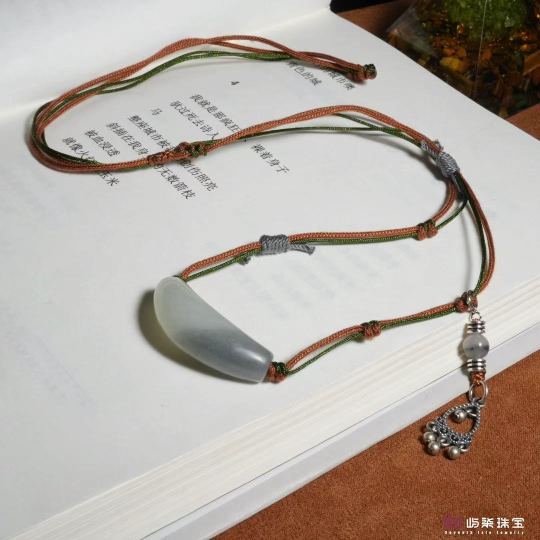 A1611 和田玉银S925镶嵌 新疆籽料青花和田牛角颈饰36x12