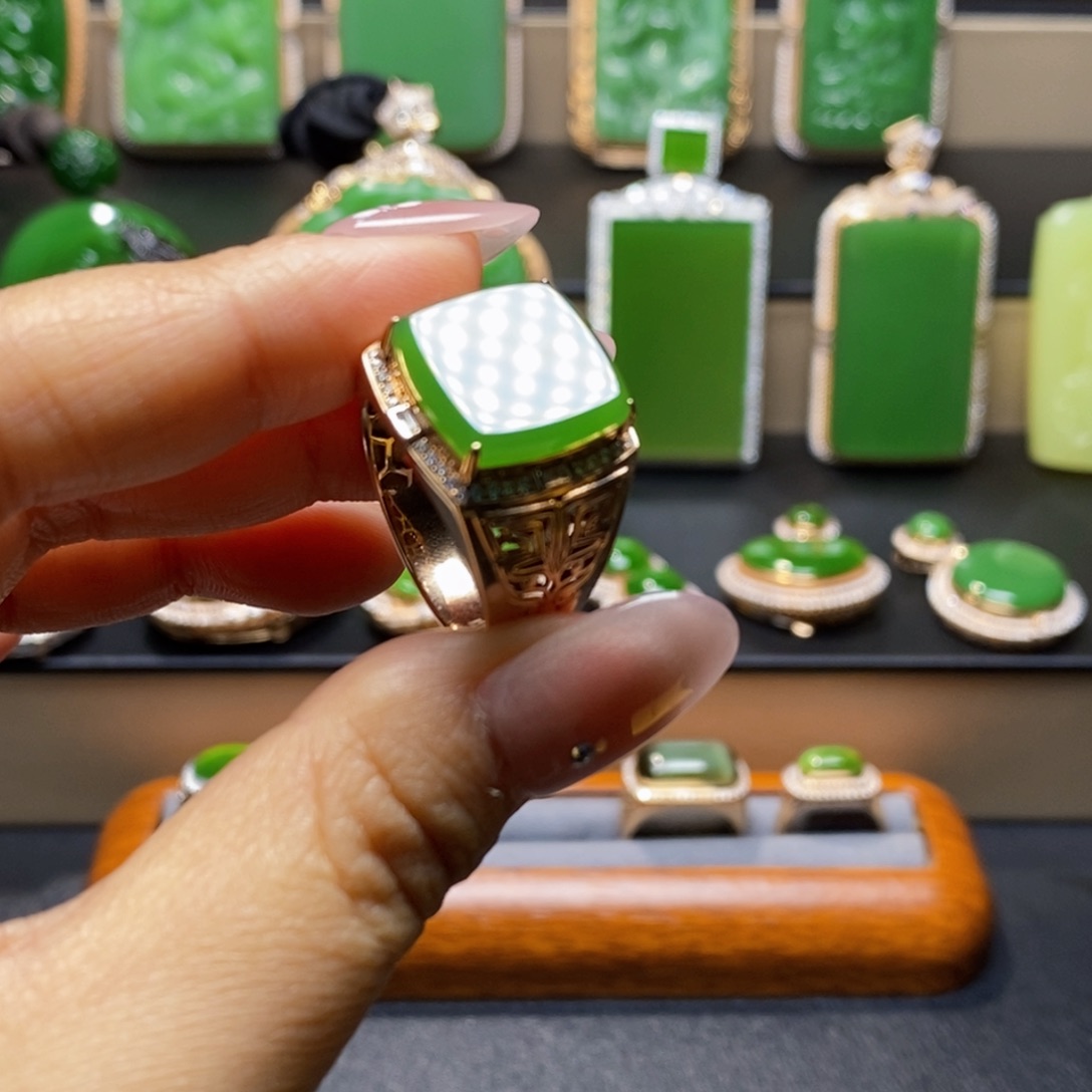 游***弋和田玉18K金镶嵌挂件