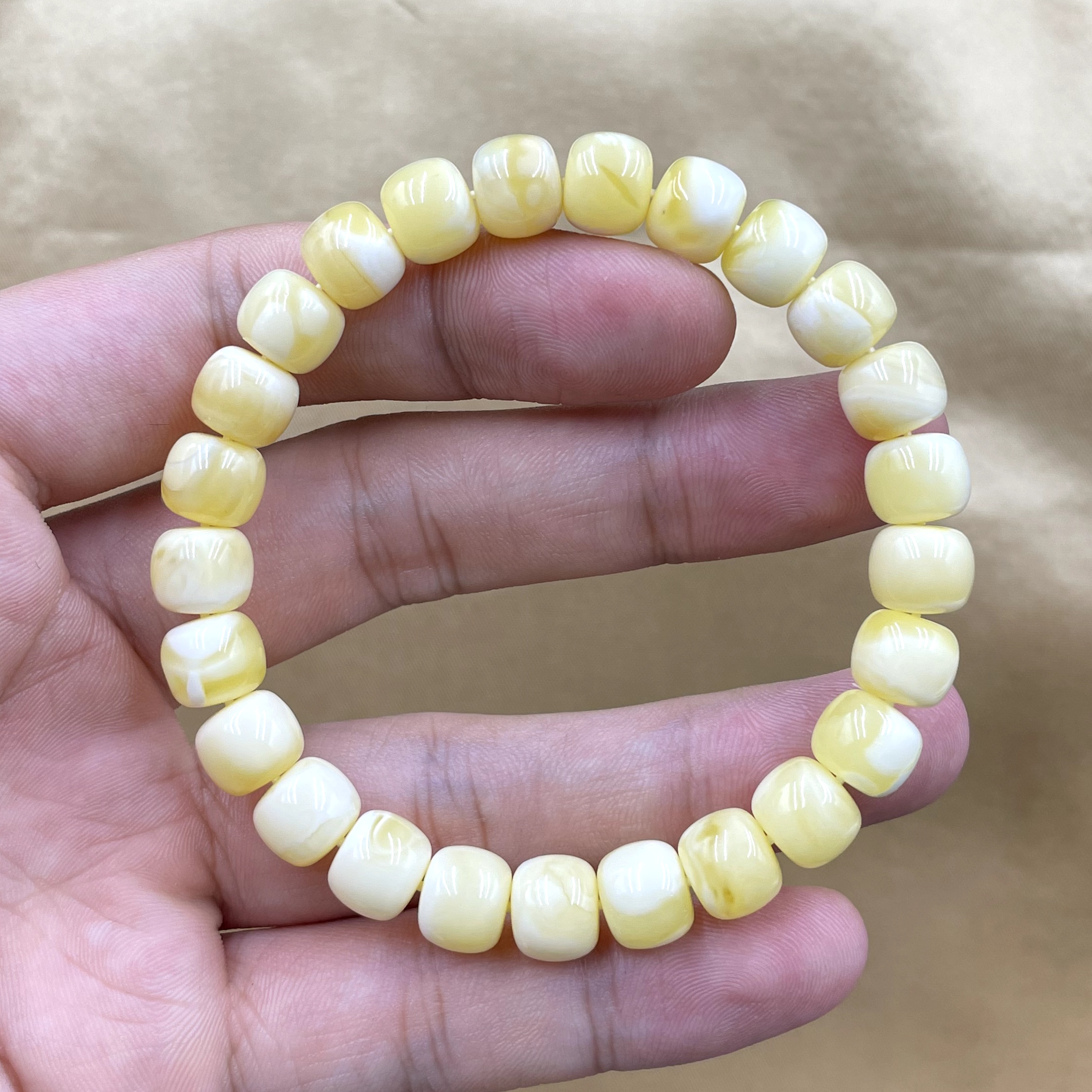 原矿俄料蜜蜡老型手串同料蜡质饱满飘瓷白花颜色十分诱人尺寸9×8