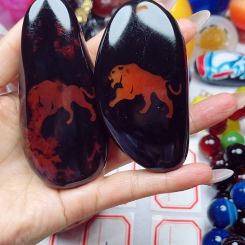 未镶嵌玛瑙/玉髓珠宝奇石山*