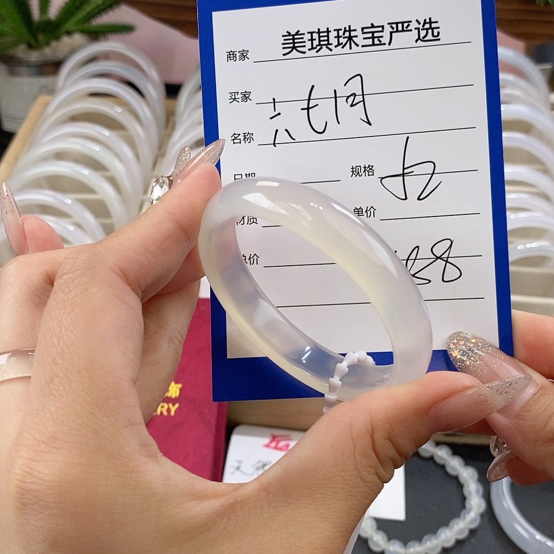 六***月玛瑙/玉髓手镯未镶嵌