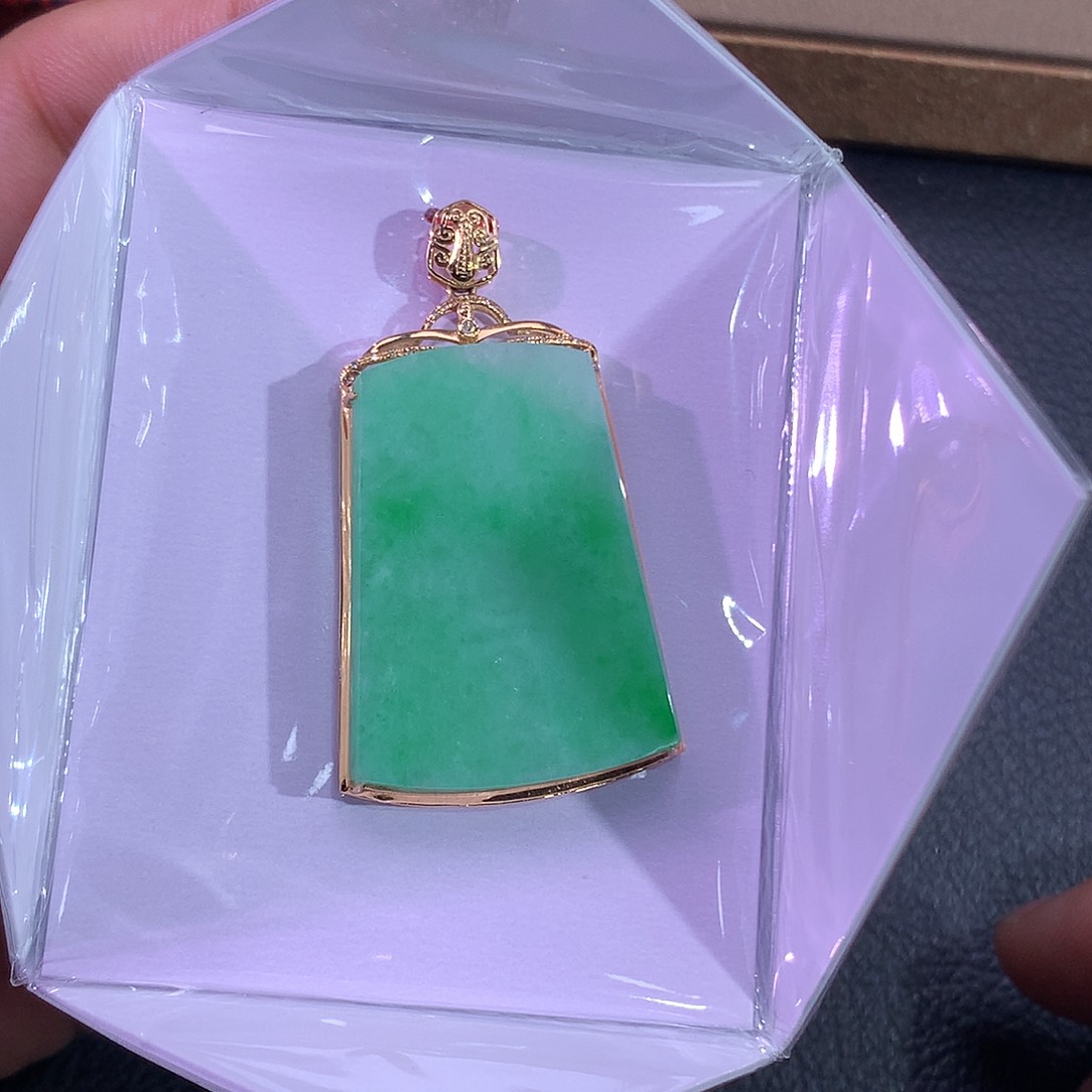 翡翠吊坠(赠链)18K金镶嵌