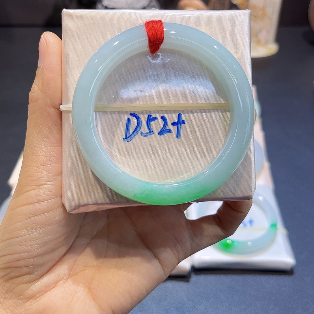 翡翠手镯未镶嵌翡翠手镯