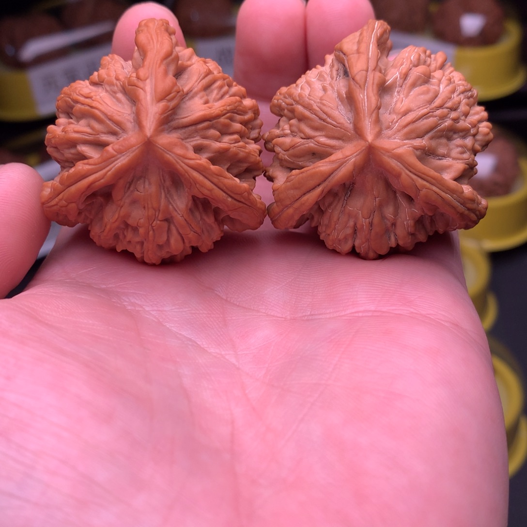 文玩核桃吊坠虎头奔