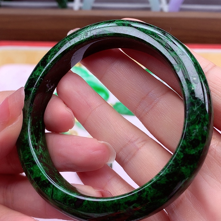 翡翠手镯未镶嵌翡翠