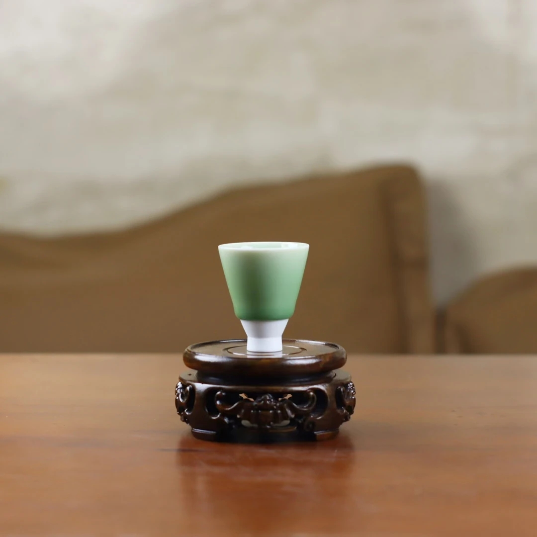 【陈旭签名底款】新款-绿色闻香杯-龙泉窑-容量40CC左右。