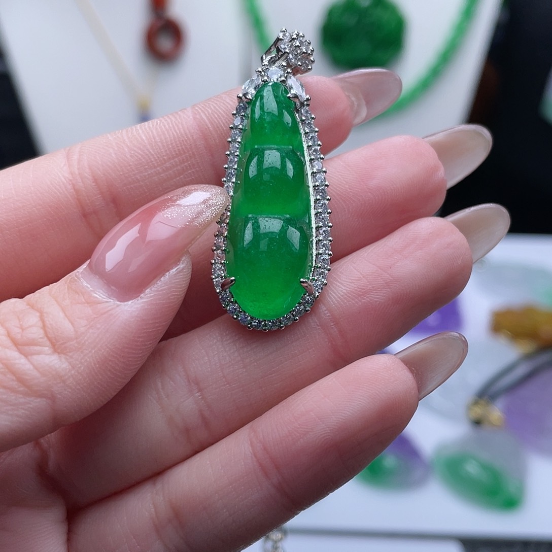 翡翠吊坠(赠链)未镶嵌