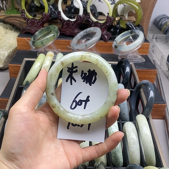 蛇纹石玉未镶嵌手镯