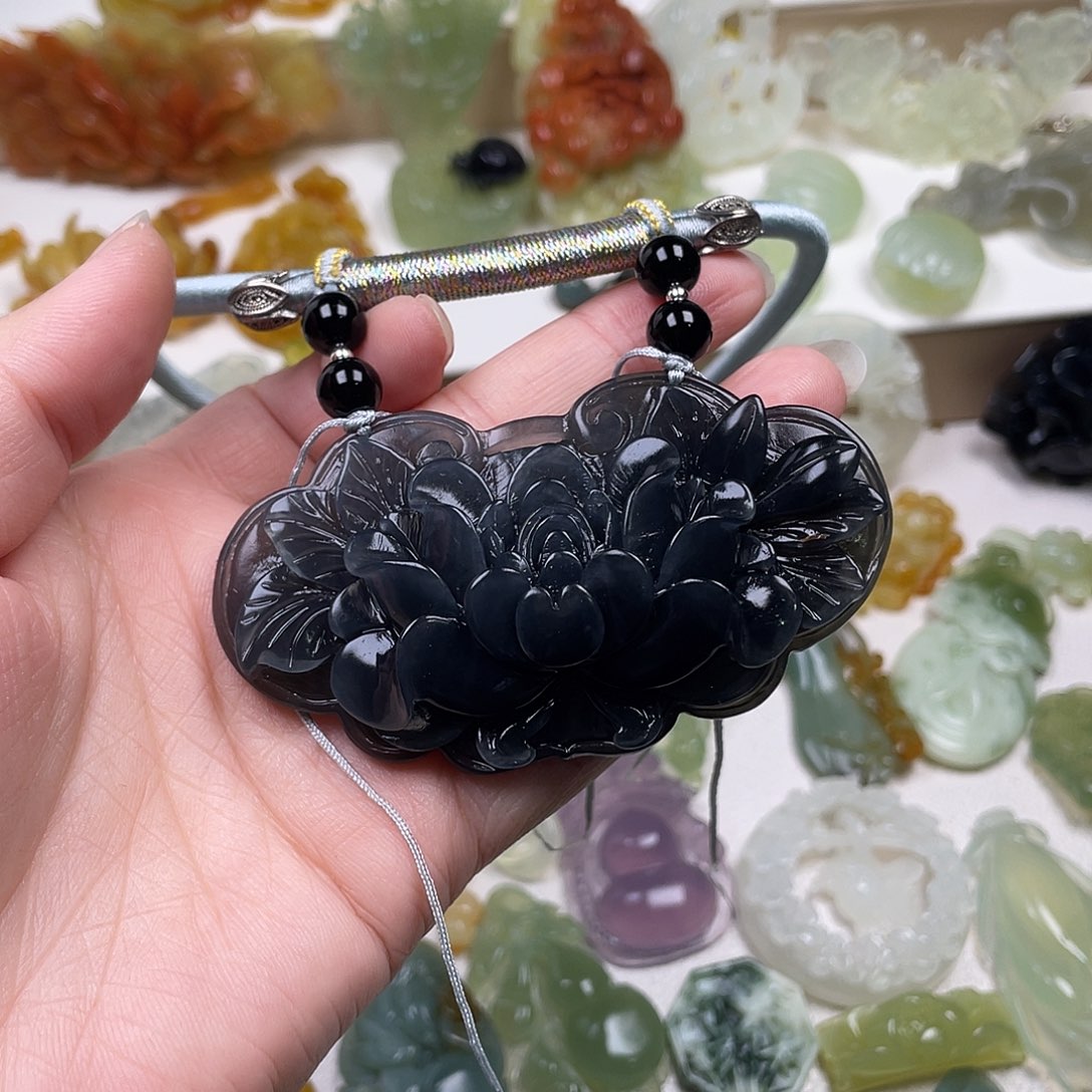 奔***…蛇纹石玉未镶嵌颈饰