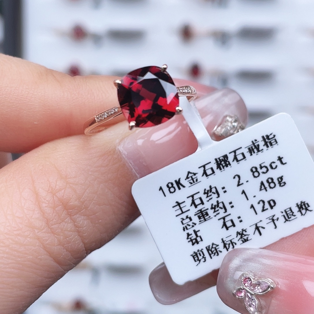 18K金镶嵌戒指石榴石