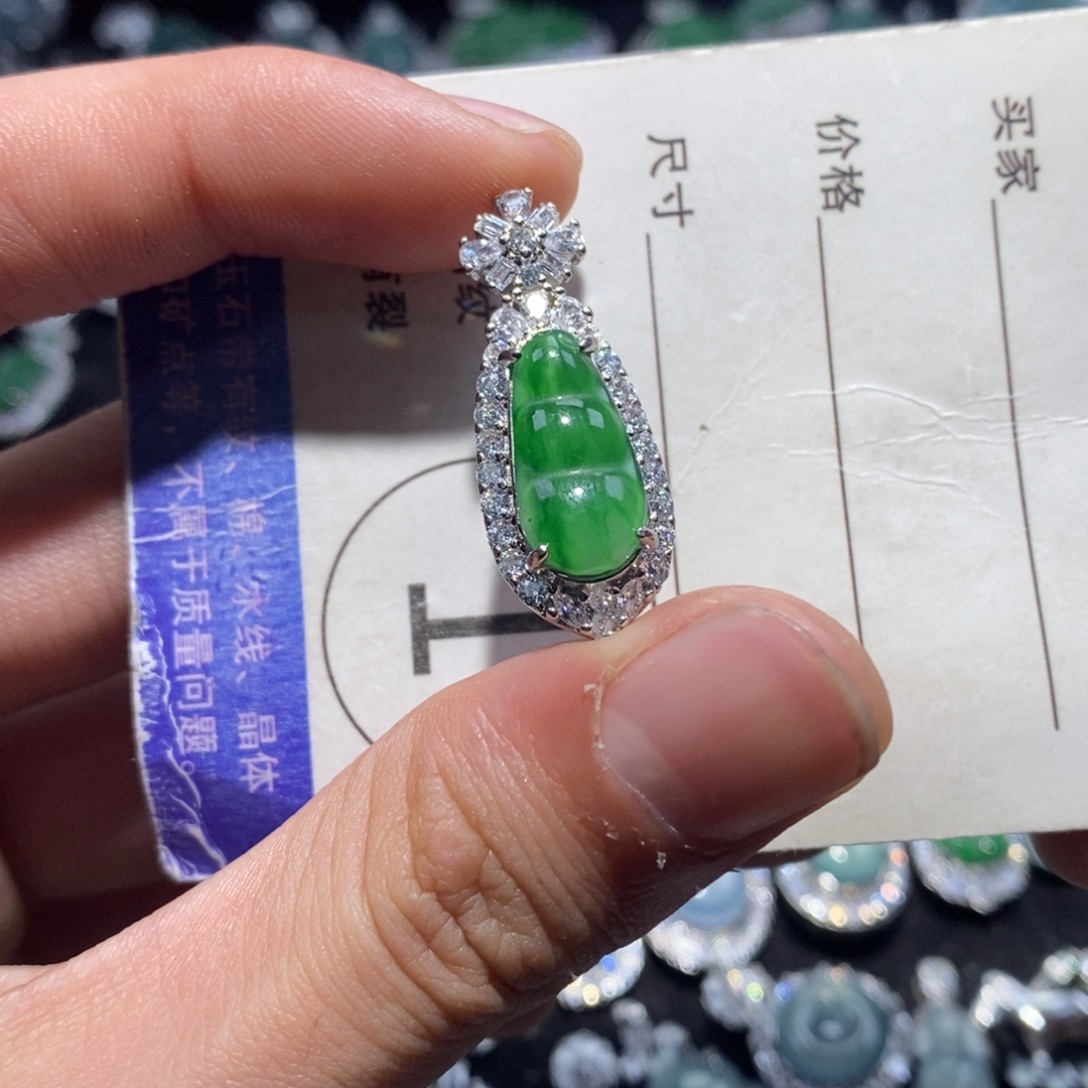 翡翠未镶嵌颈饰翡翠