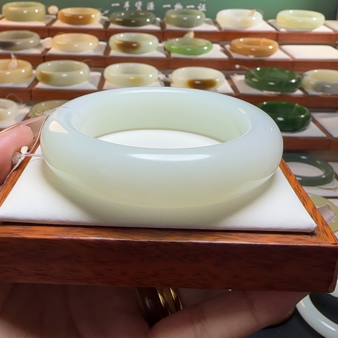 和田玉手镯未镶嵌蓝****咪