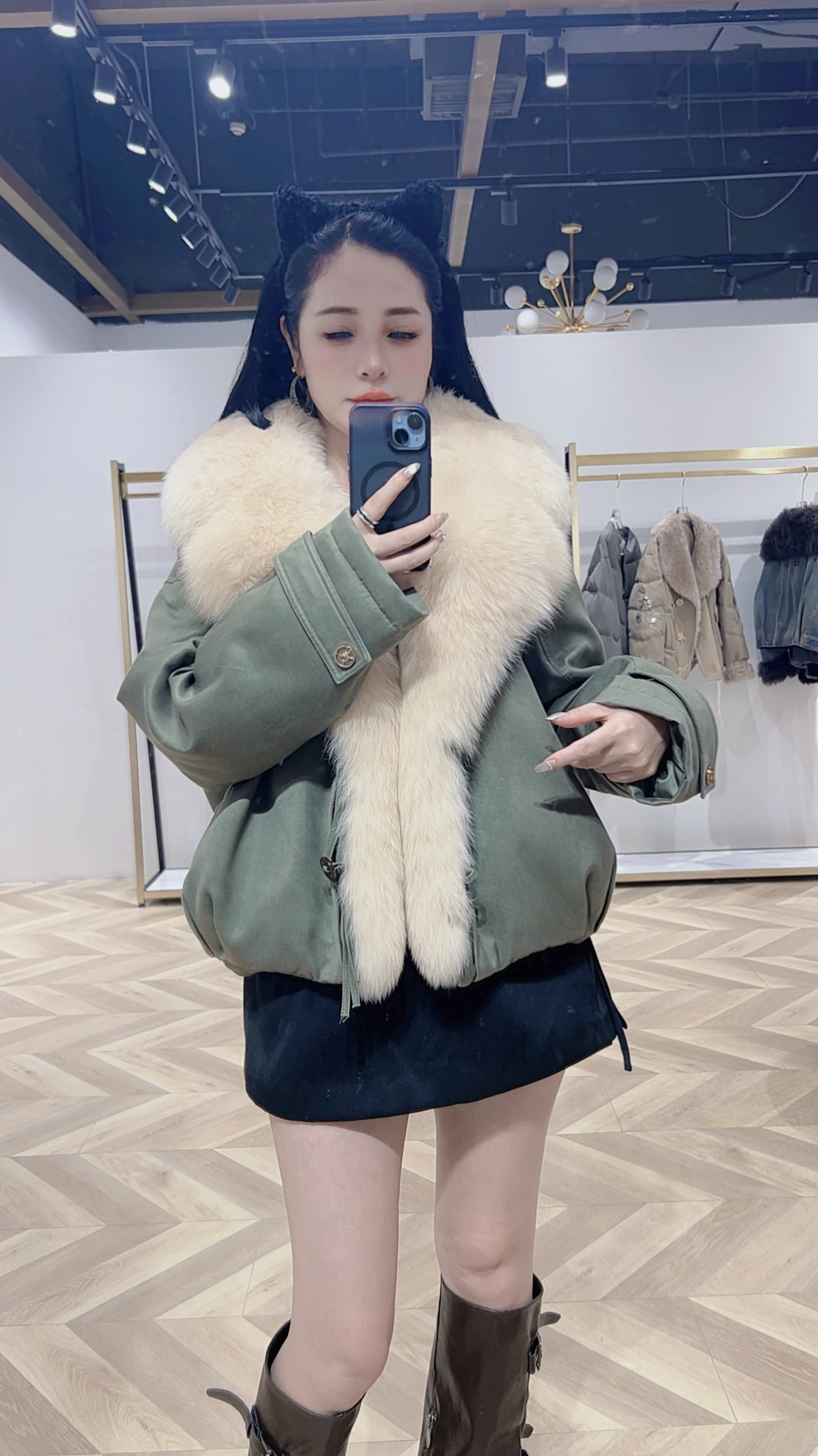冬季保暖短款女外套长袖短外套女装秋冬狐狸毛领大毛领鹅绒女衣服