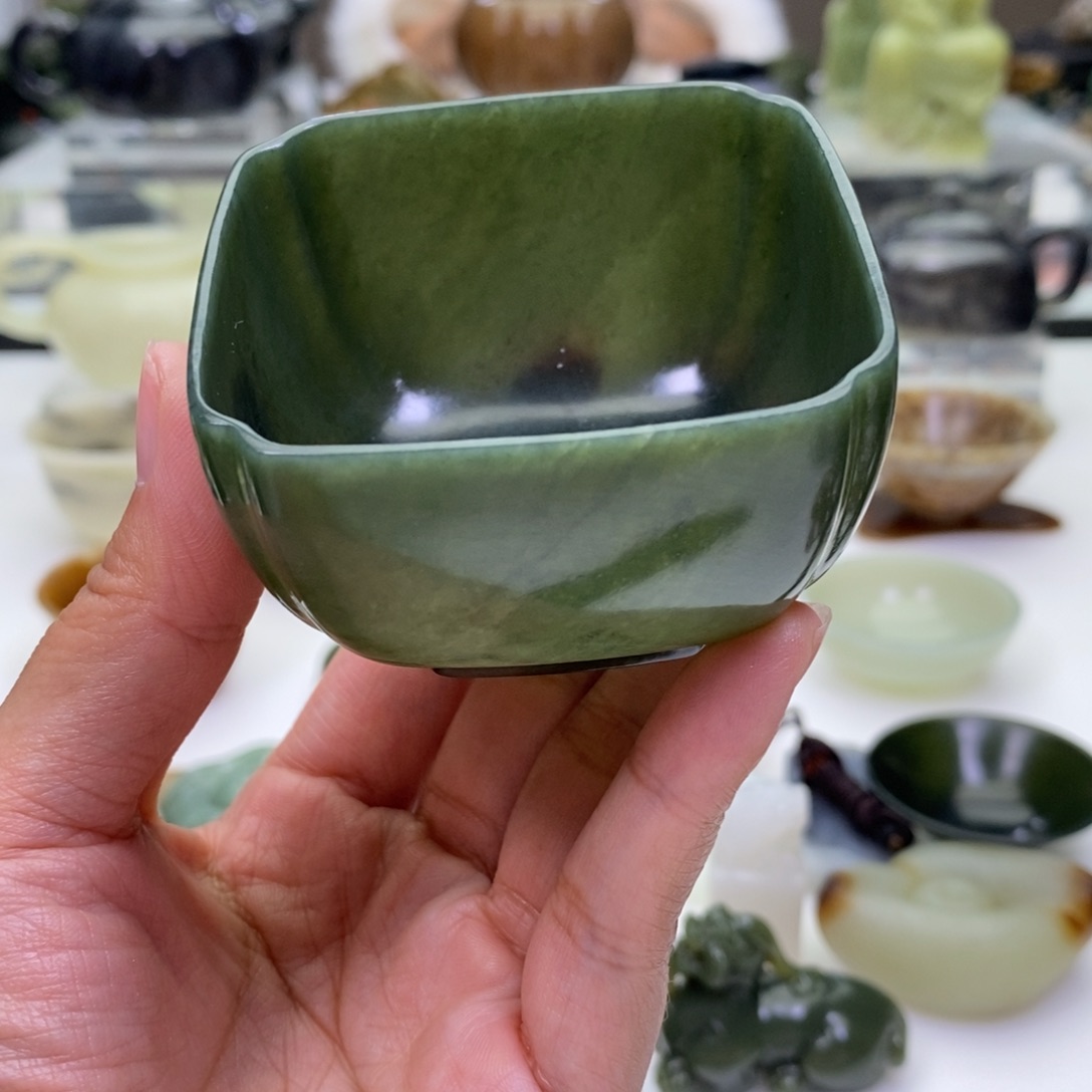 和田玉杯子微瑕未镶嵌