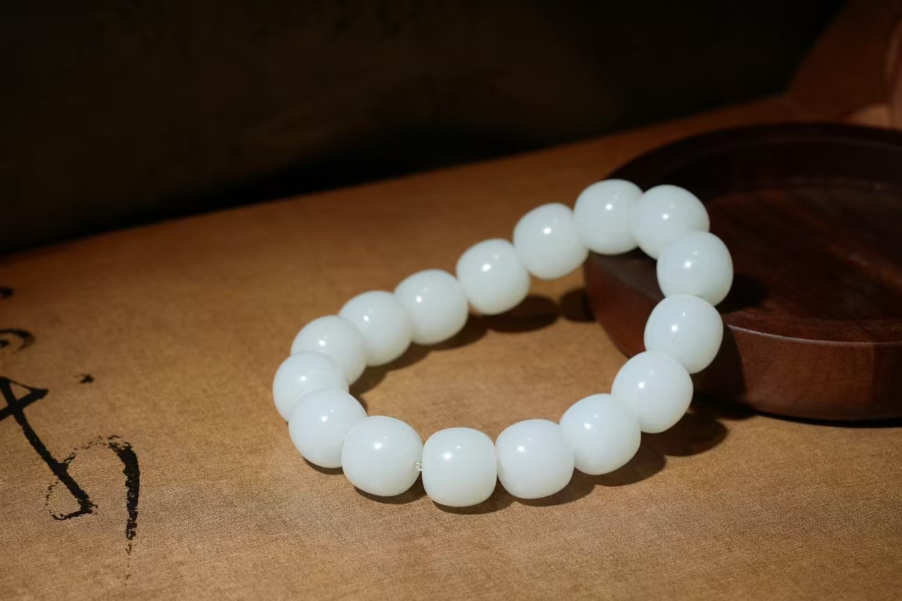 真品天然和田玉新疆山料羊脂白老形单圈手串