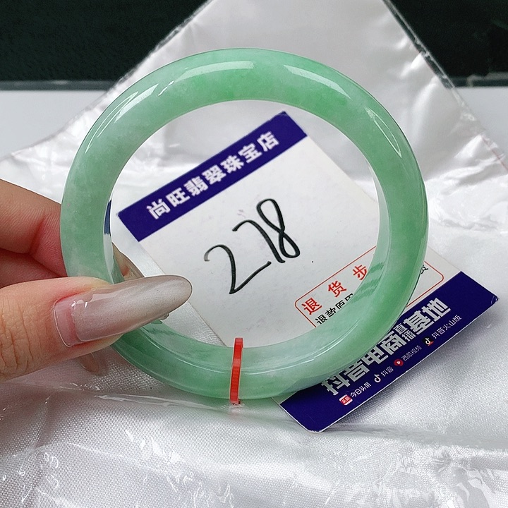 翡翠手镯未镶嵌翡翠12