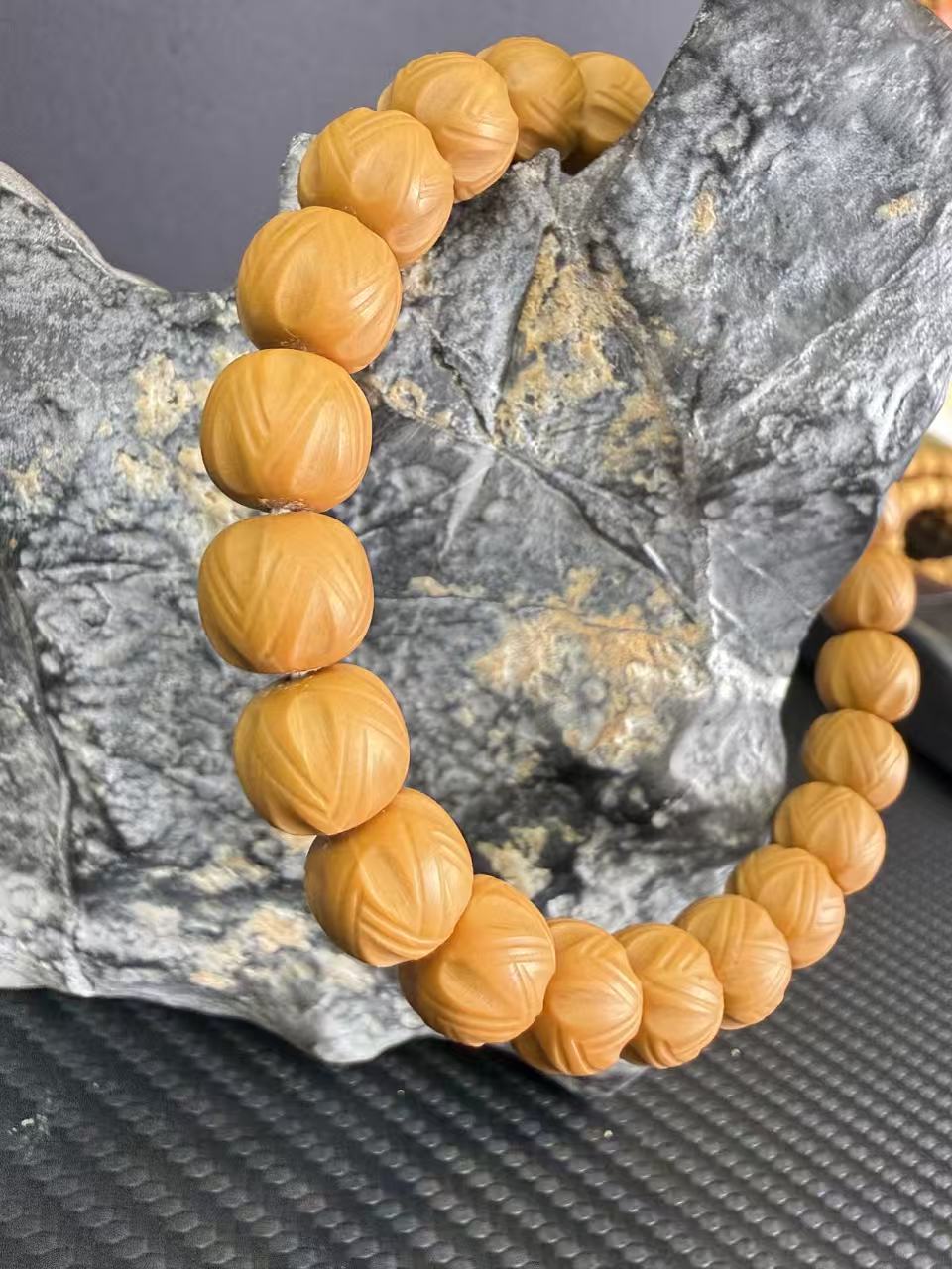 猴头核桃纯手工雕刻柏香