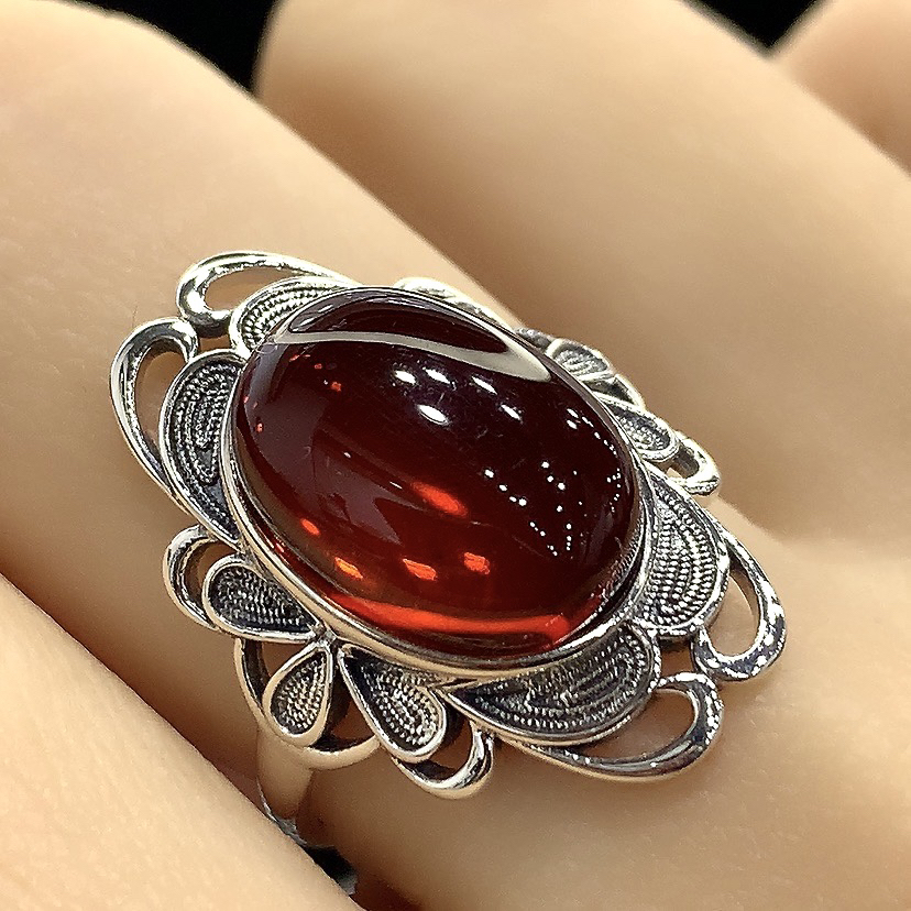 个性花边大椭圆血色琥珀戒指