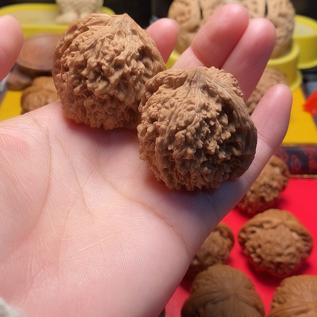 文玩核桃把件美***见放漏满天星