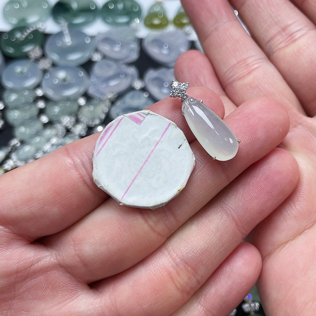 翡翠18K金镶嵌颈饰