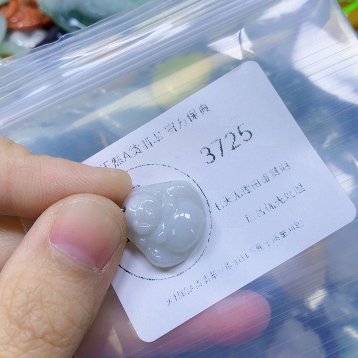 翡翠吊坠(赠链)未镶嵌翡翠