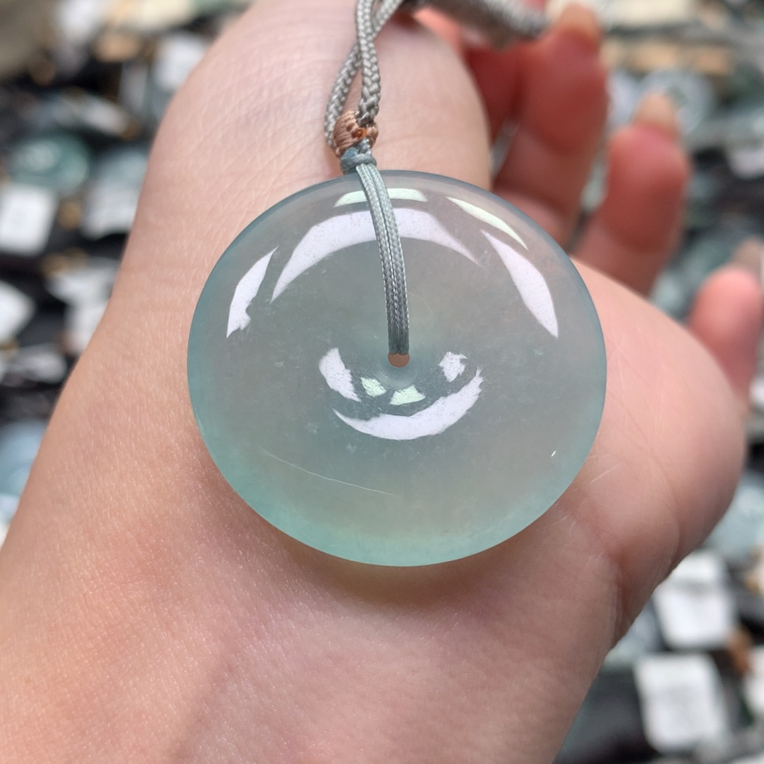 翡翠颈饰未镶嵌平安扣