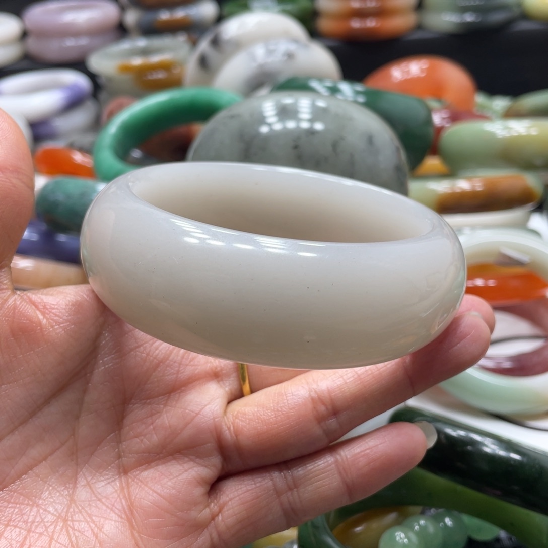 石英岩玉未镶嵌手镯