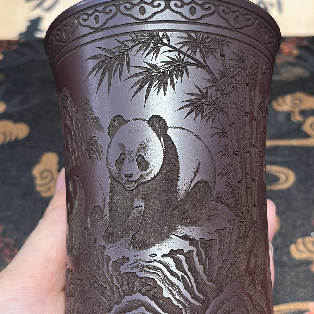 全手工制作原矿紫砂刻绘熊猫石红品茗主人杯