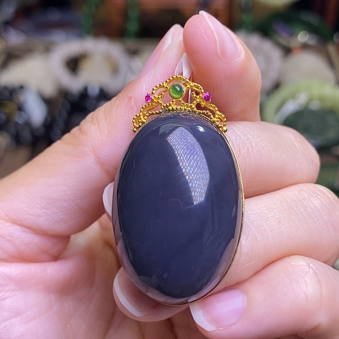 和田玉未镶嵌浓烟紫葡萄紫18.K金鸽子蛋