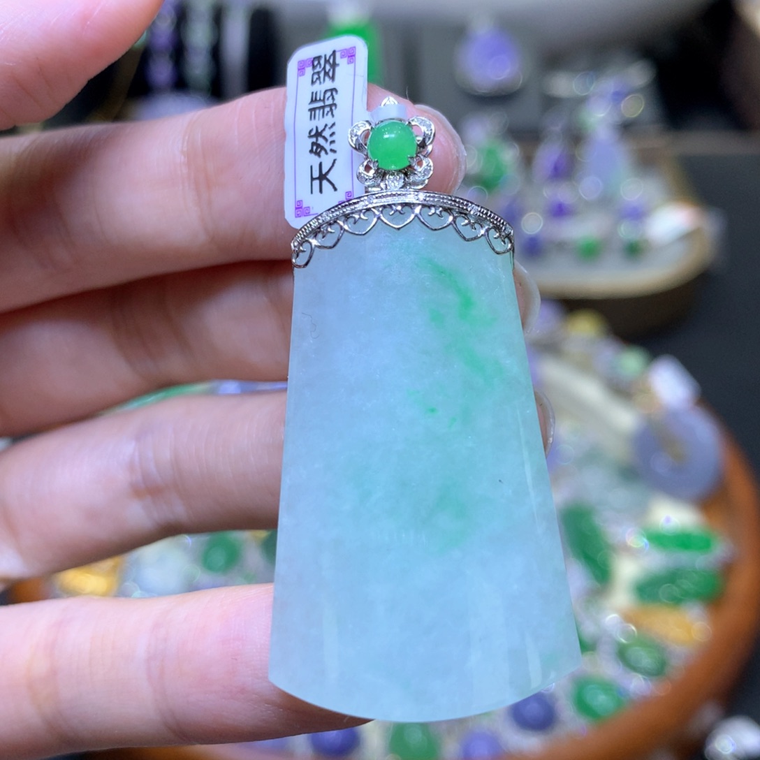 【闪购商品】翡翠颈饰18K金镶嵌翡翠吊坠项链