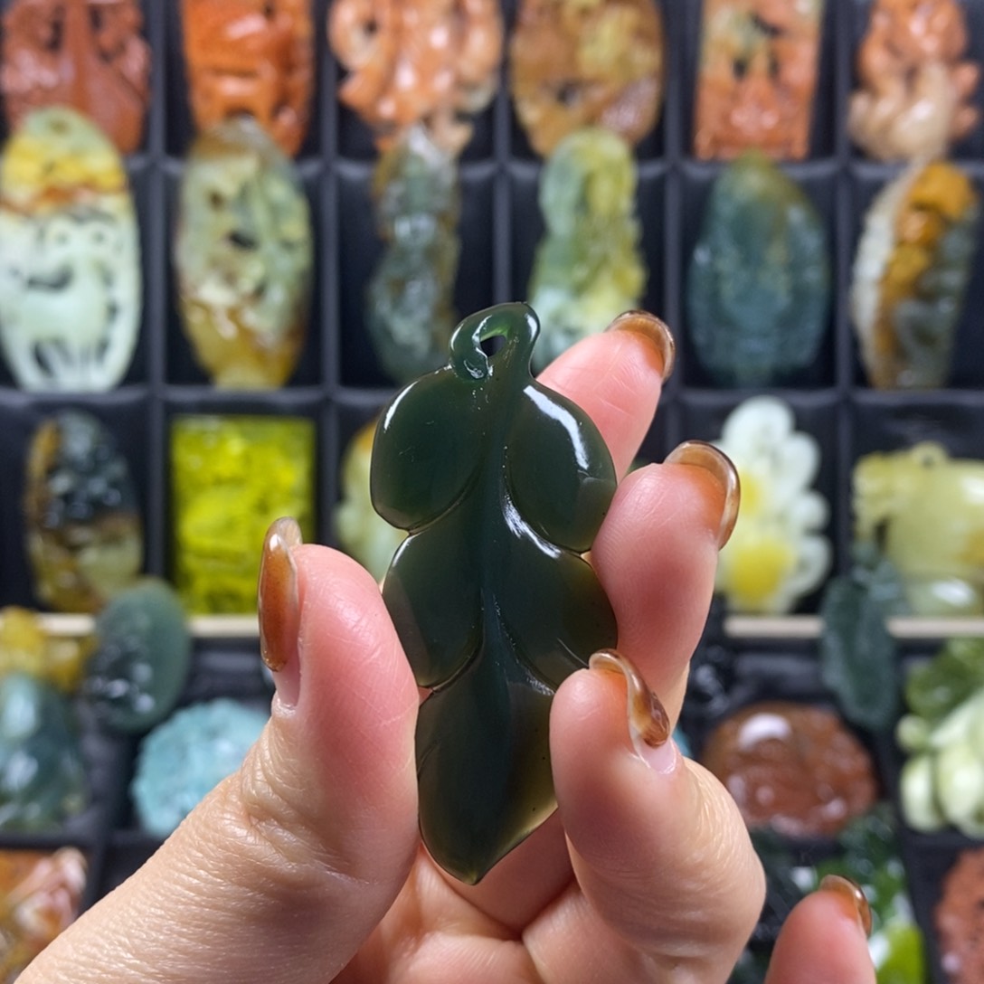 蛇纹石玉颈饰合金