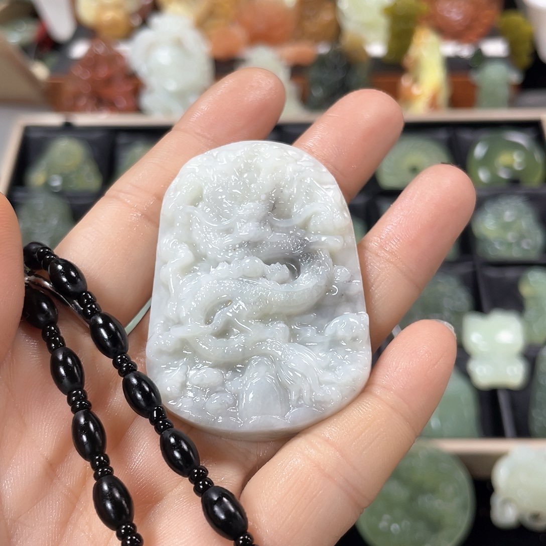 蛇纹石玉颈饰未镶嵌