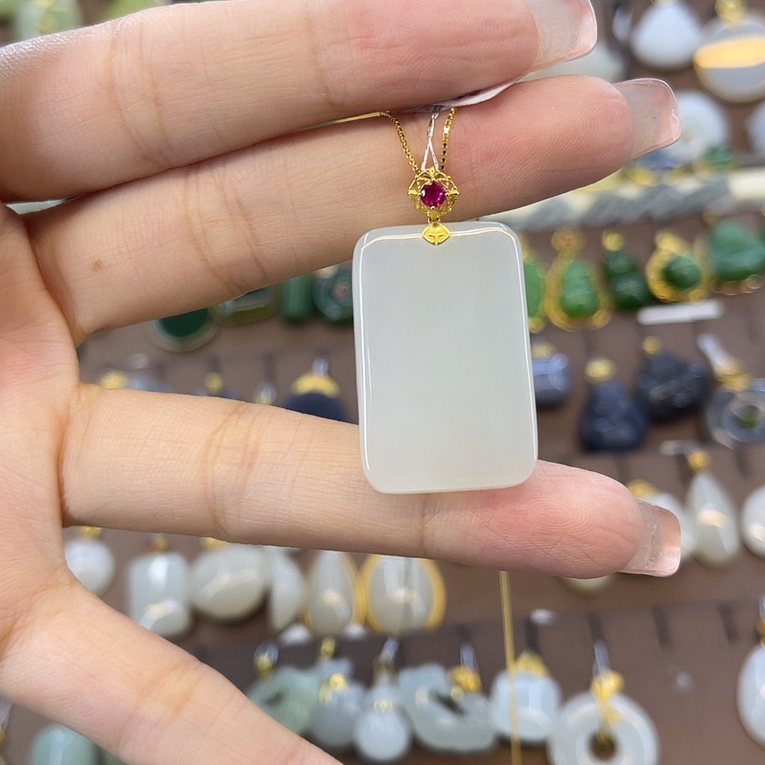 和田玉18K金镶嵌吊坠(赠链)